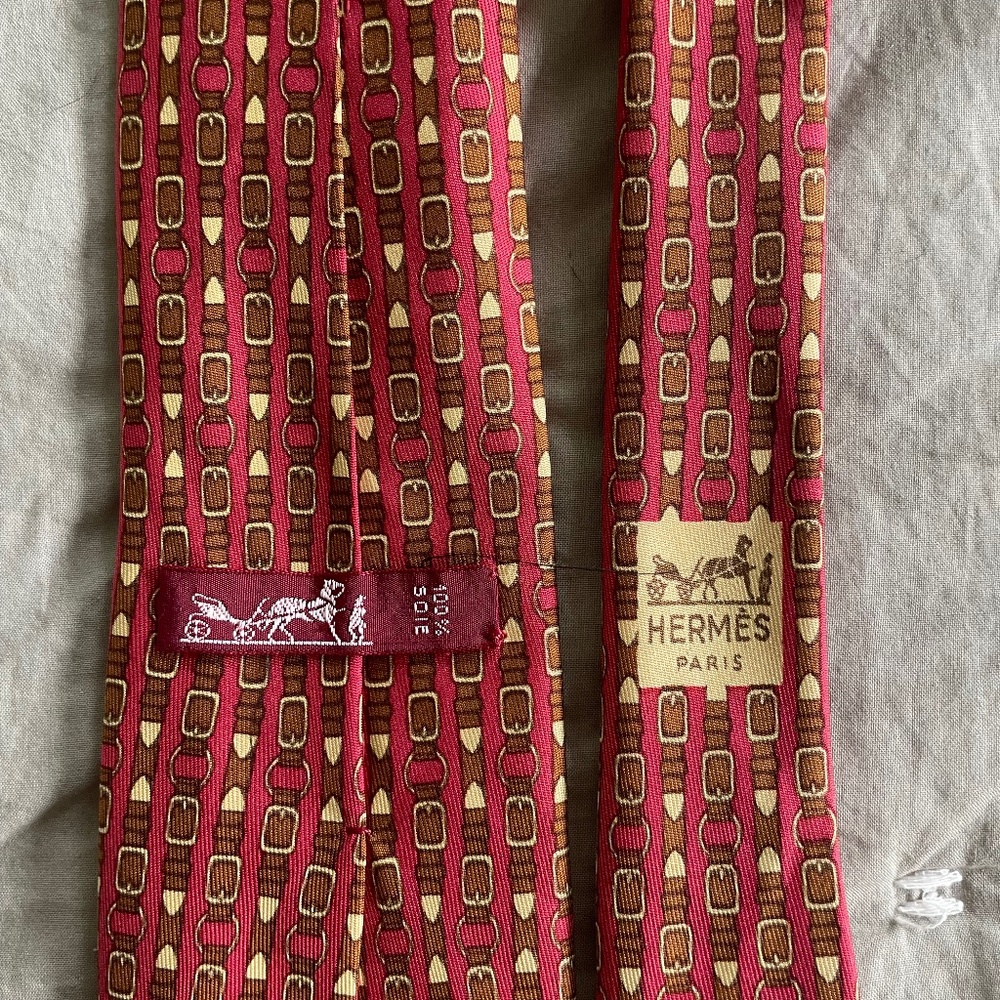 HERMES silk tie; vintage classic buckle pattern